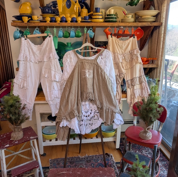 💥SOLD💥Magnolia Pearl Linen Apron - Picture 8 of 9